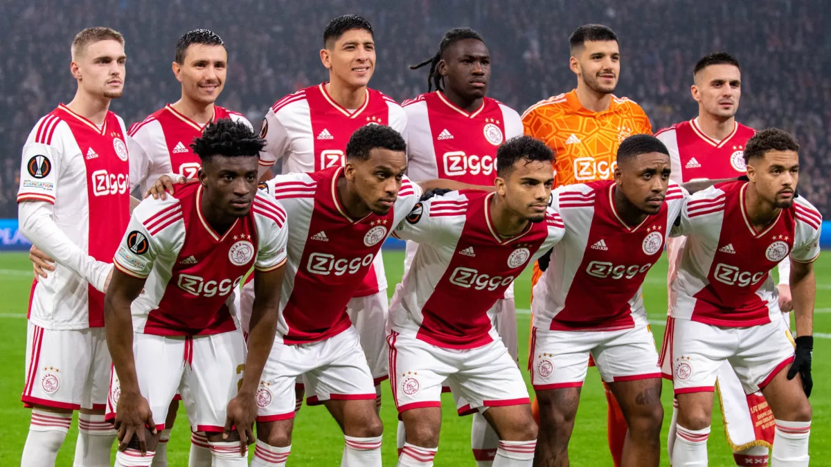 Enorme klap: Ajax-ster tekent nieuw contract, waardoor Liverpool in twijfel blijft.
