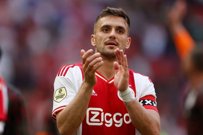 Kapitein Dusan Tadic neemt afscheid van Ajax terwijl hij de plannen onthult om…