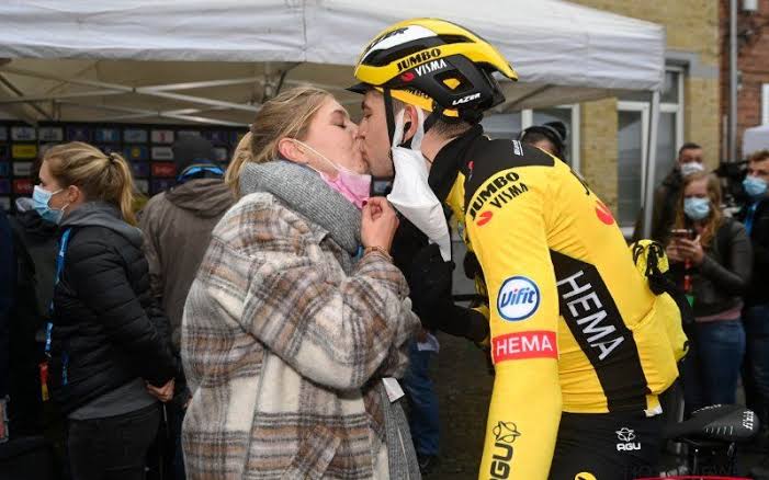 Vijf Jaar Huwelijk van Wout Van Aert en Sarah de Bie: Een Reis van Liefde en Familie….Read more