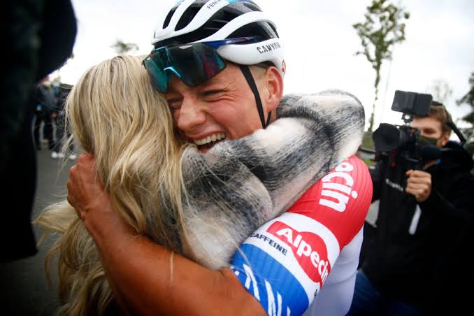 Hoy es su cumpleaños; Mathieu Van der Poel celebra el cumpleaños de su novia….