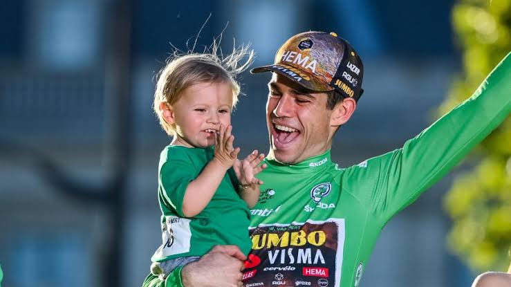 Een groot feest terwijl Wout Van Aert de verjaardag van zijn baby viert…